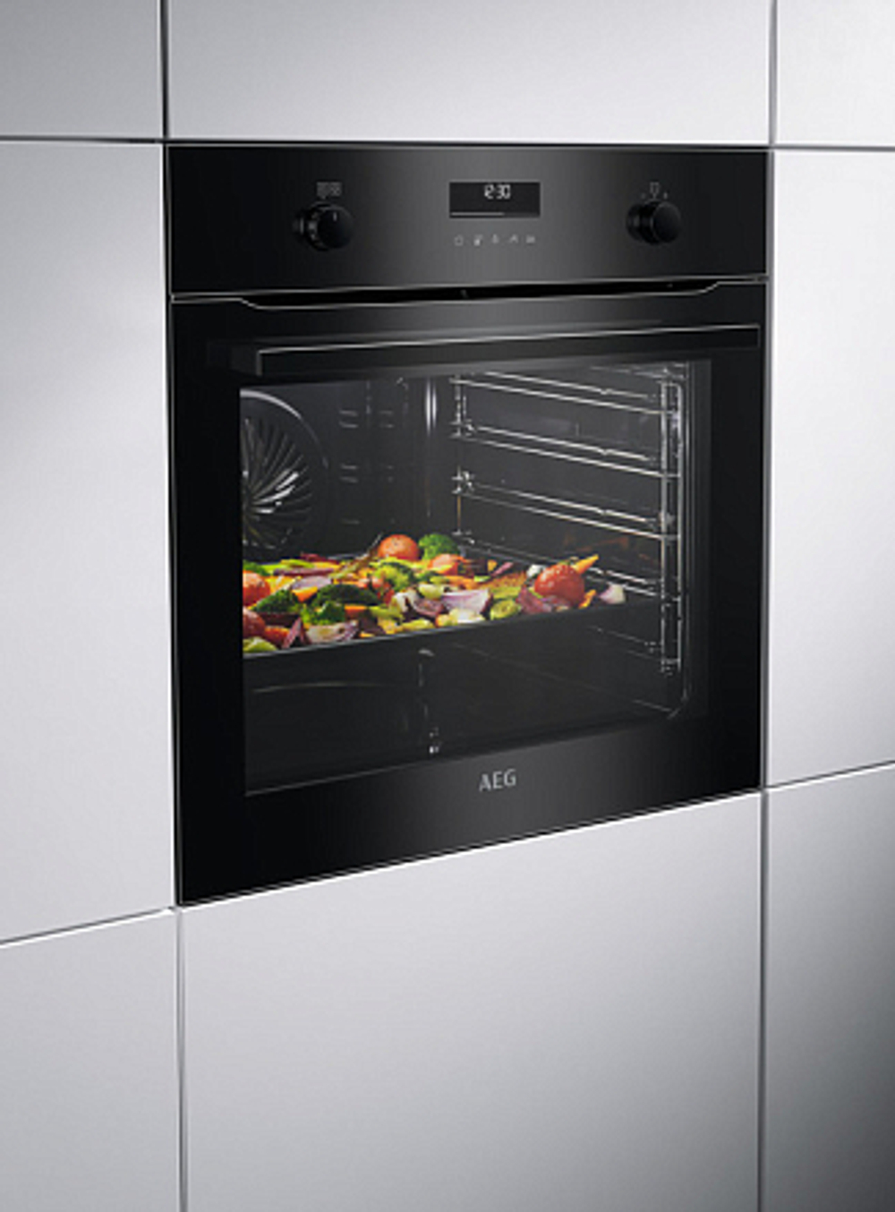 Духовой шкаф AEG BCE558370B