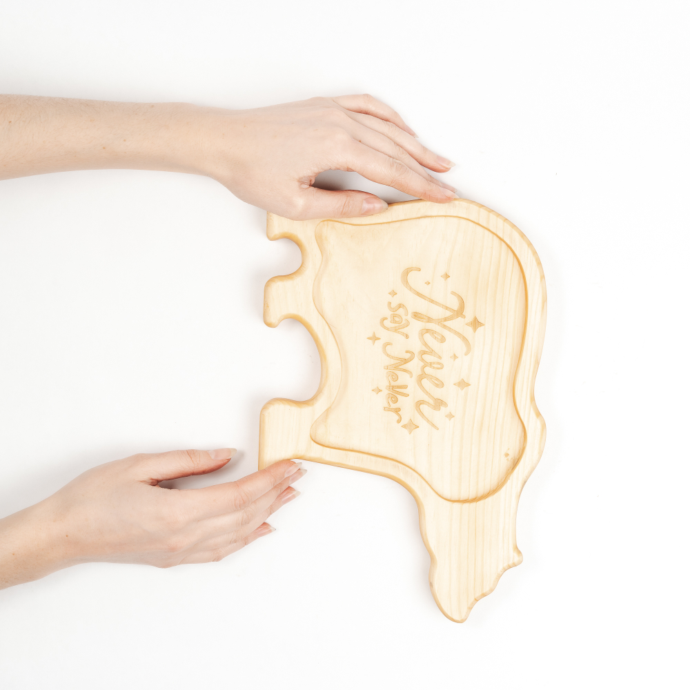 Деревянная менажница "Медведь" из кедра для подачи блюд и закусок с гравировкой "Never say Never"