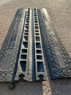 Гибкий кабель-канал для проводов (кабельный трап, капа) резиновый, черный, напольный, 1 канал 39*15 мм., 1000мм*140мм*25мм