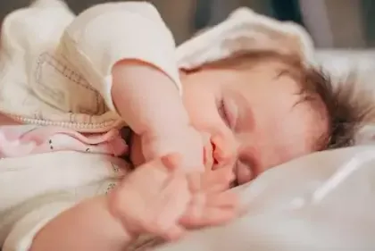 Как правильно укладывать новорожденного спать в кроватку?