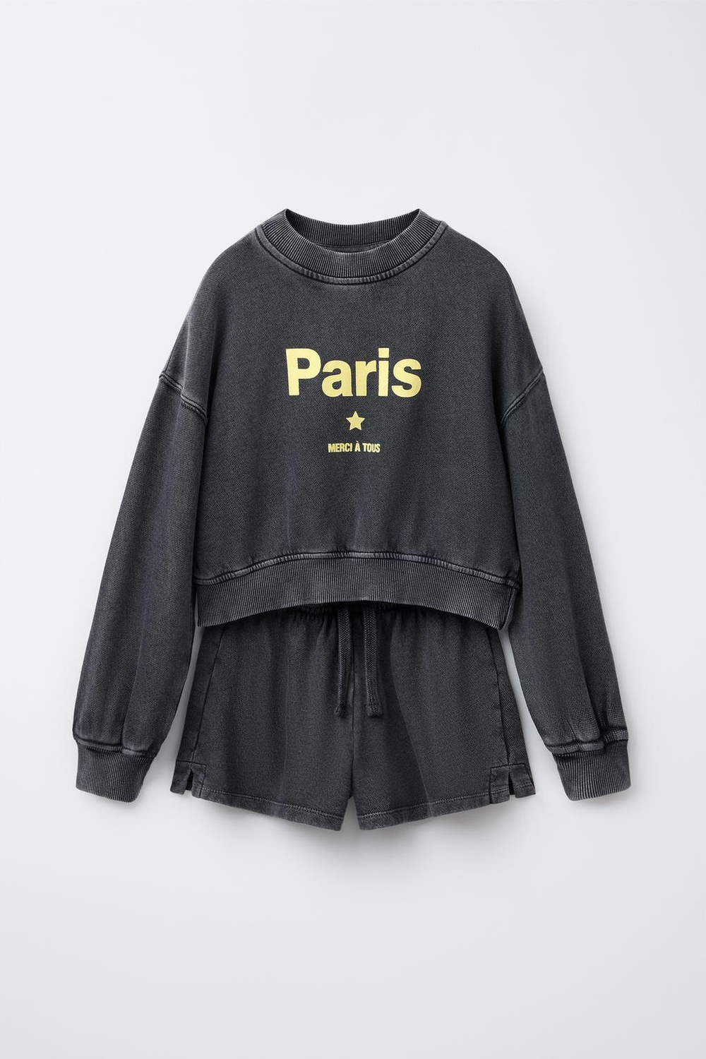 ZARA КОМПЛЕКТ ИЗ ТОЛСТОВКИ И ШОРТОВ С НАДПИСЬЮ, ТЕМНО-СЕРЫЙ