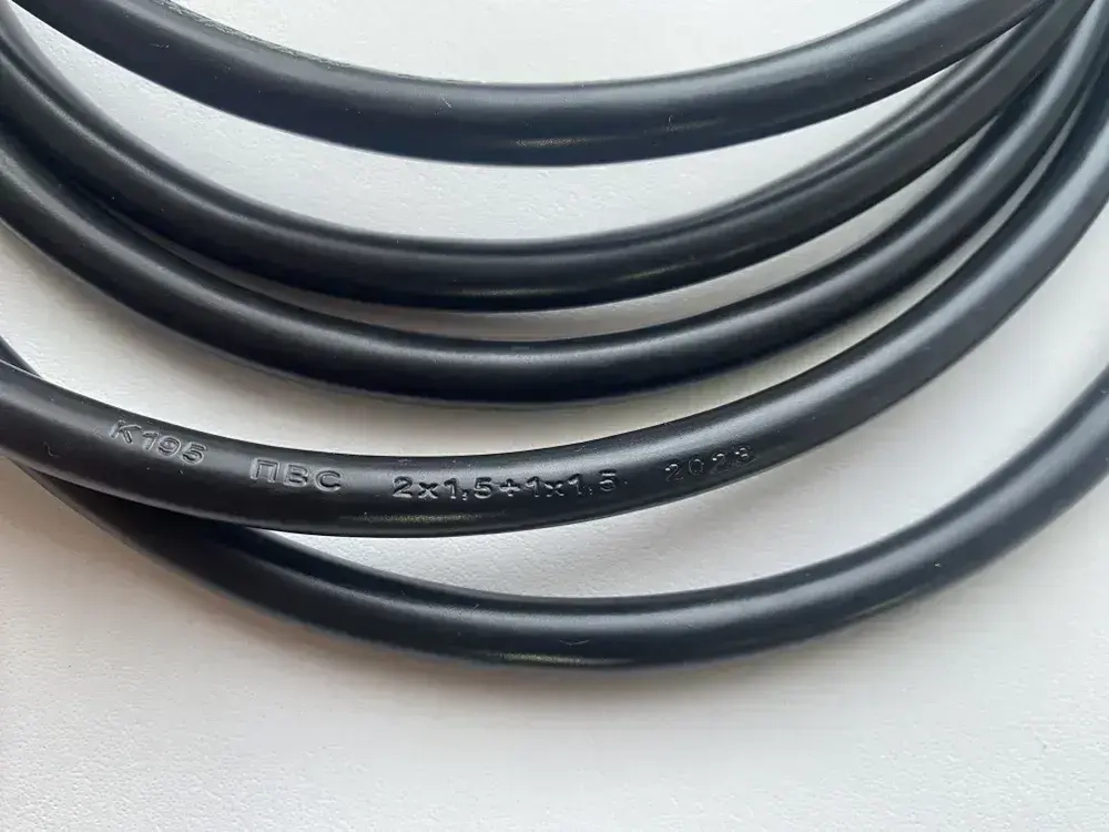 Удлинитель сетевой 0.5м с заземлением с одной розеткой IP22 16А ПВС ГОСТ 3х1,5 удлинитель бытовой, черный