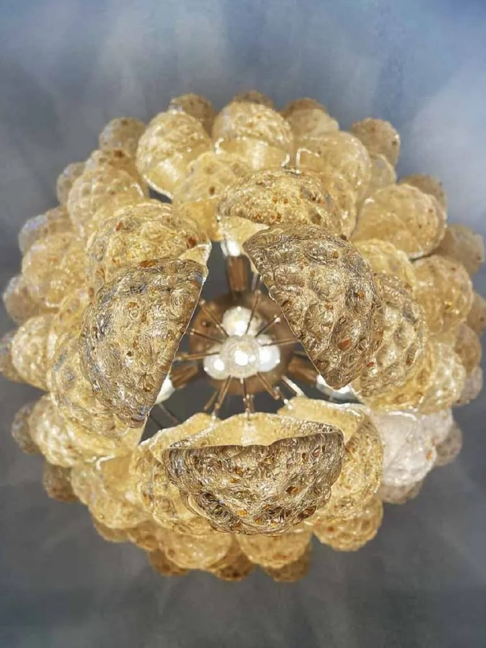 Эффектная люстра с каскадом фактурных стеклянных подвесок ✨