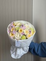 Букет из кустовых пионовидных роз, маттиолы, диантусов и одноголовых роз