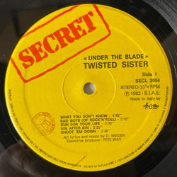 Винтажная виниловая пластинка LP Twisted Sister Under The Blade (Италия 1982)