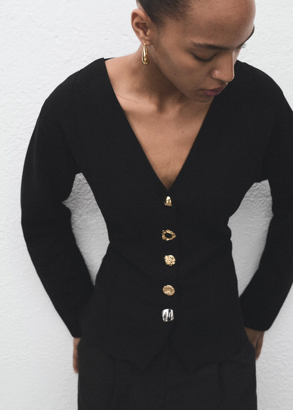 Вязаный жакет с нарядными пуговицами