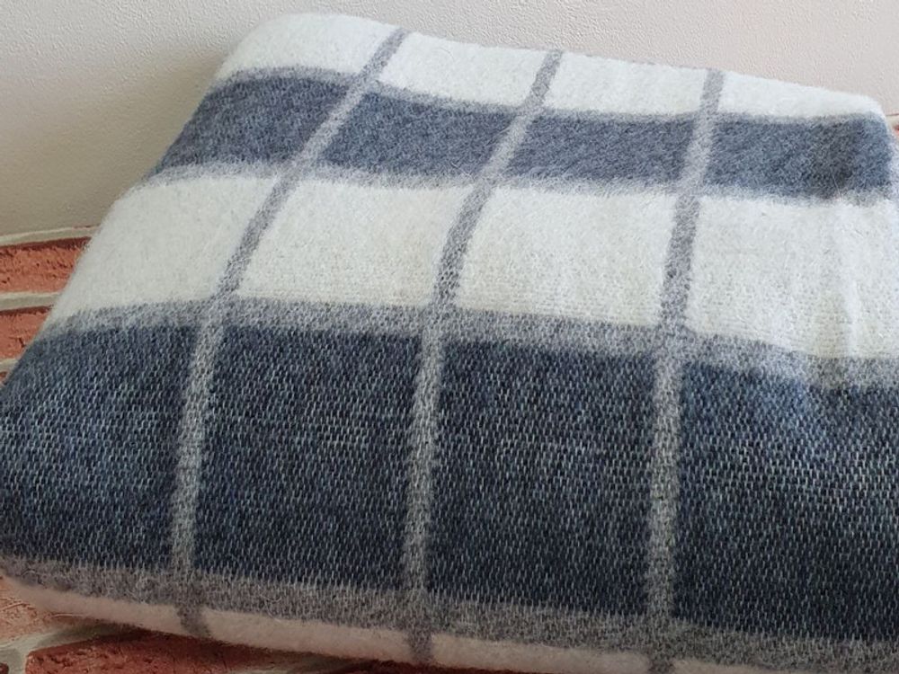 Одеяло полушерстяное "ВВ. БЕЛО-СЕРО-ТЁМНО-СИНЯЯ КЛЕТКА-1" ОПШ-1, 50% шерсть, плотность 400 г/м2, Россия.