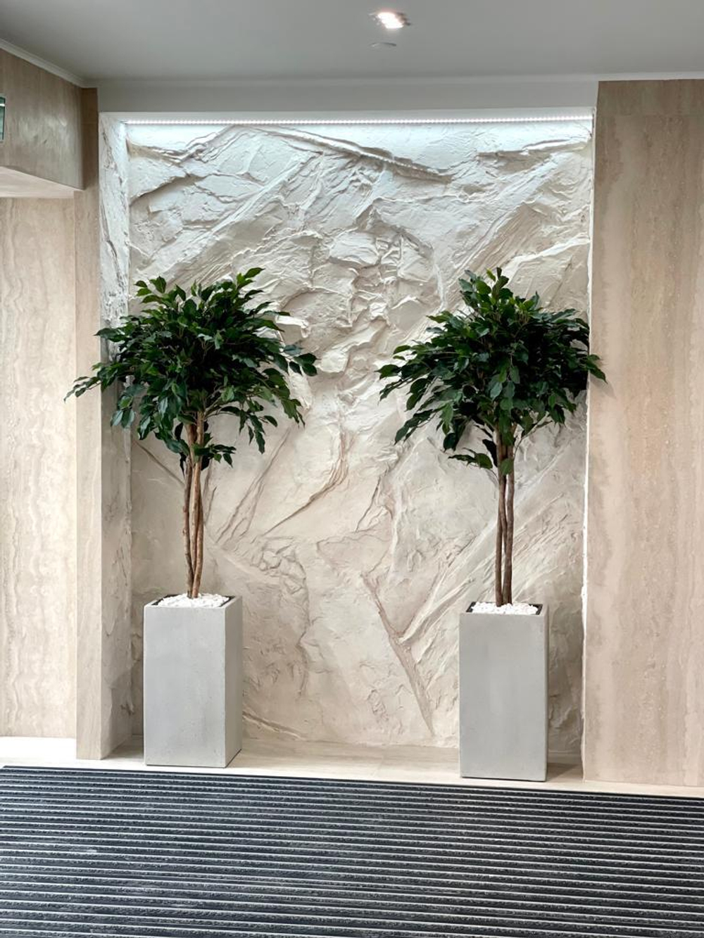 6.23. Искусственные деревья в кашпо для строительной компании "AVA Group"