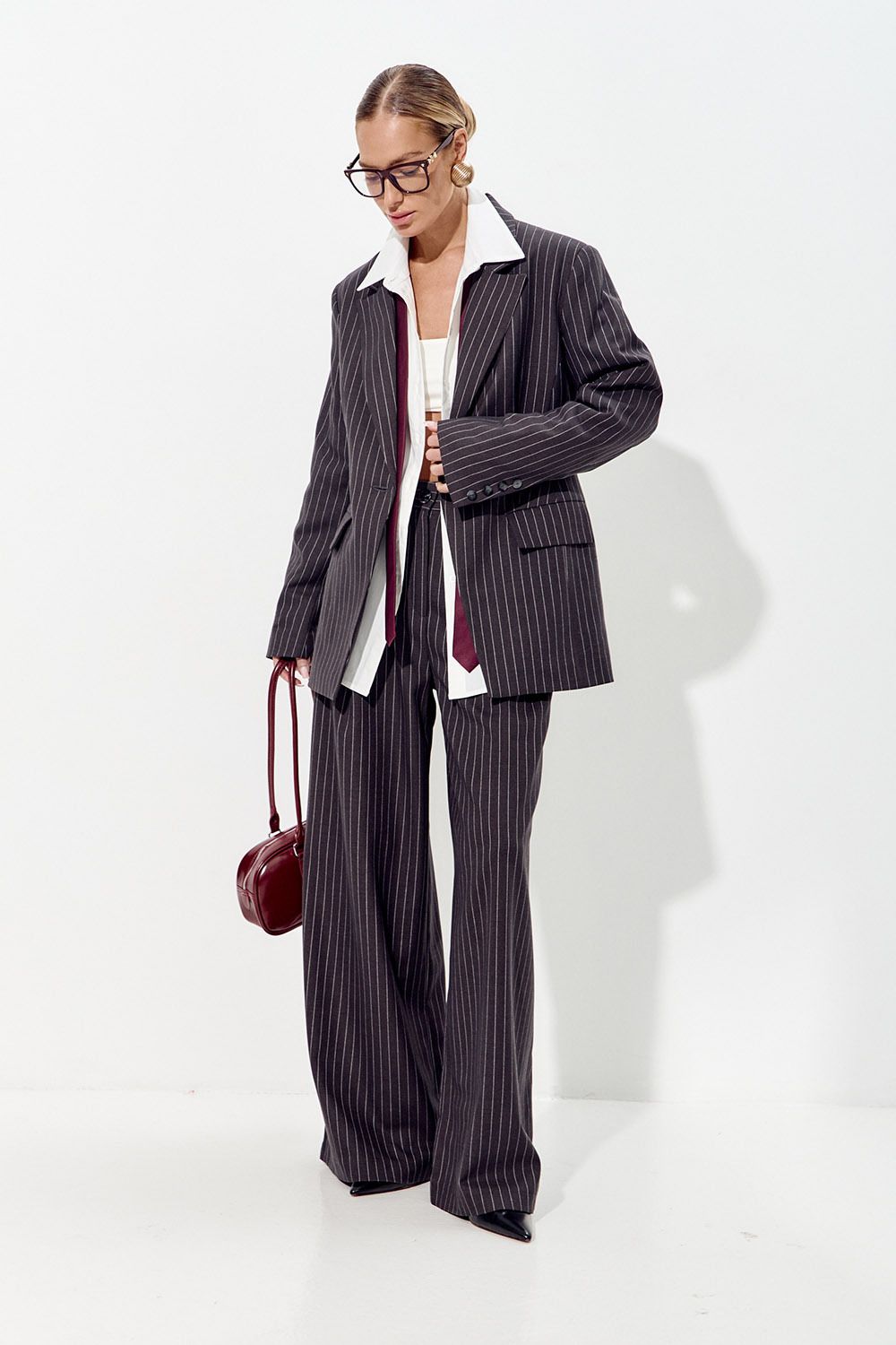 Приталенный пиджак "песочные часы" темно-серого цвета в полоску