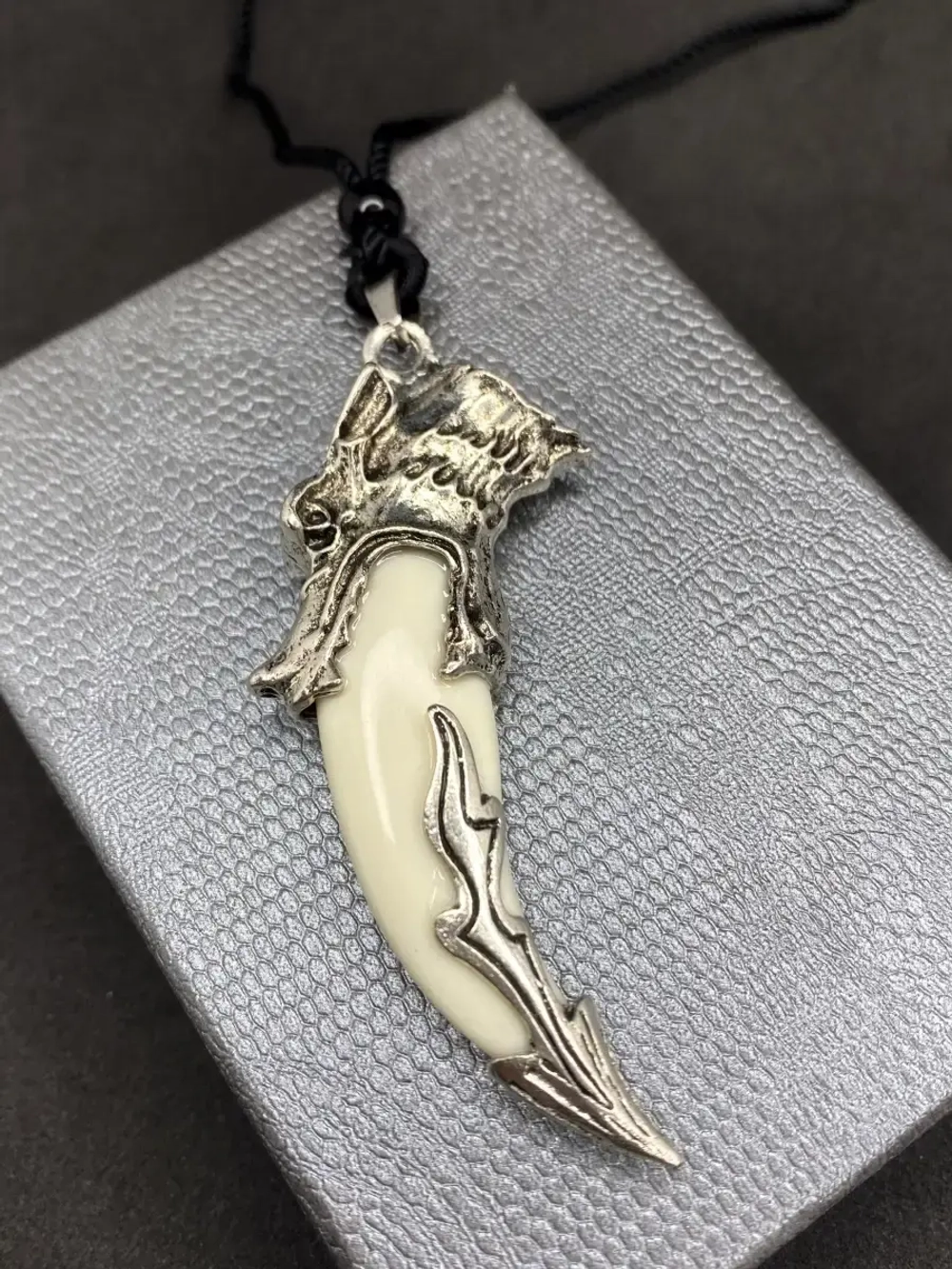 Амулет подвеска оберег Волчий Клык Зуб Волка талисман на шею