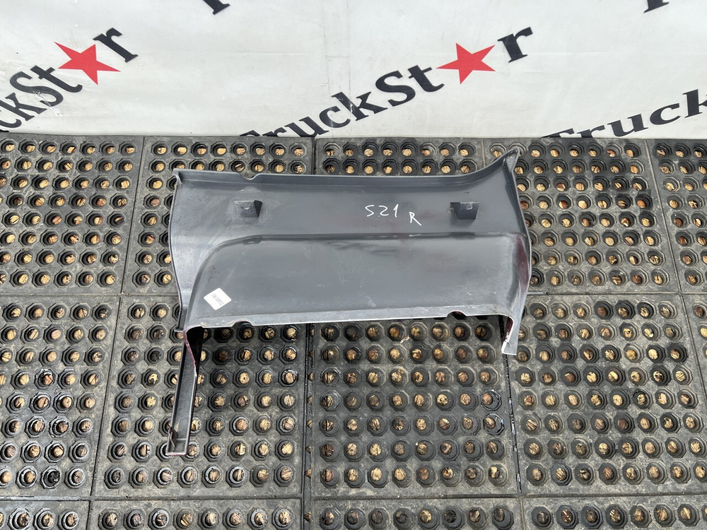 Накладка корпуса подножек правая