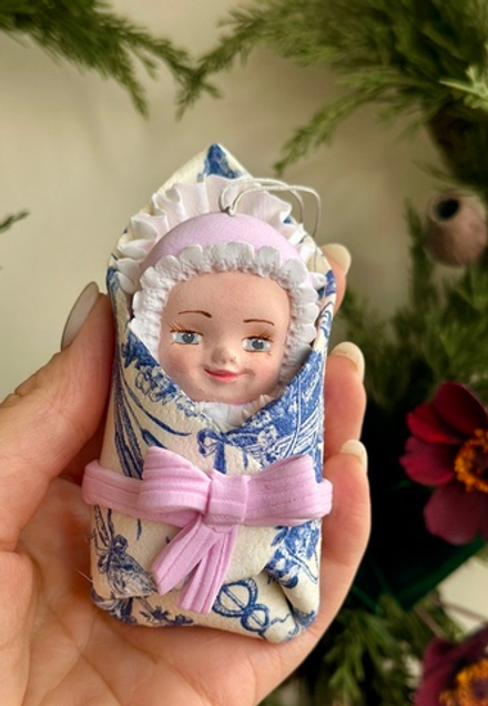 Елочная игрушка Пупсик в одеялке. Девочка