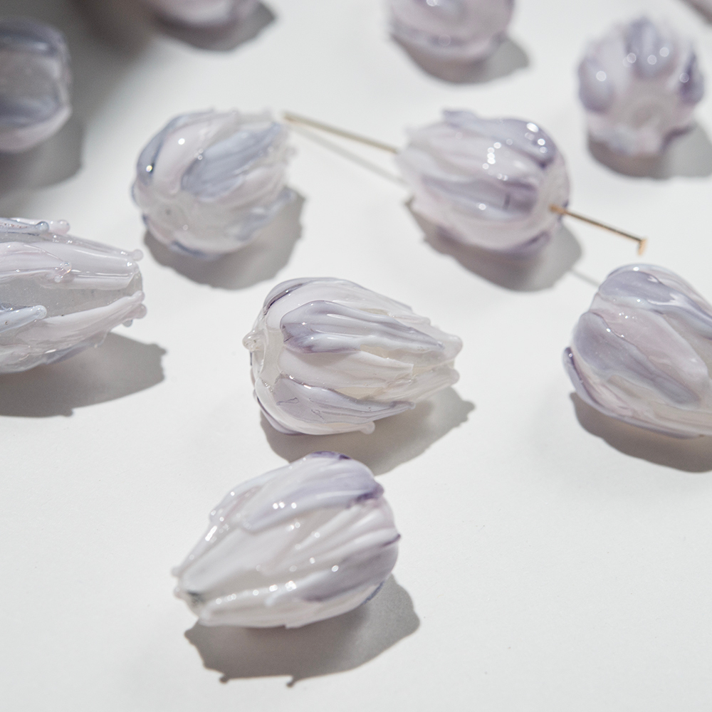 Бусина лампворк "Бутон", 21*15,5мм, бело-лиловое стекло