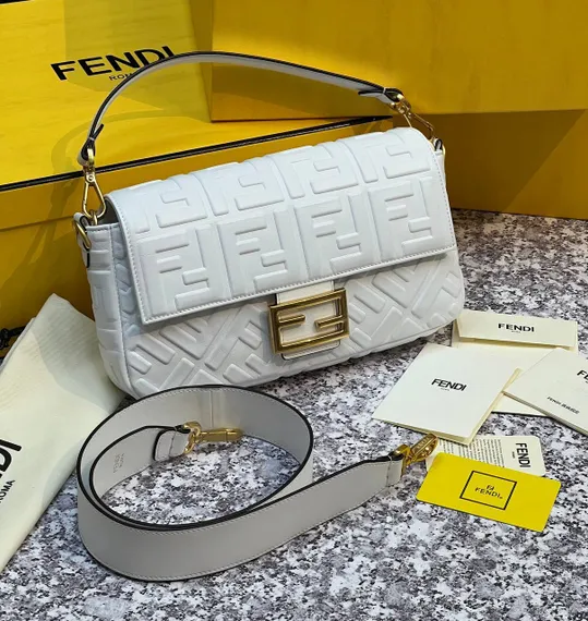 Сумка из кожи Fendi Baguette белый