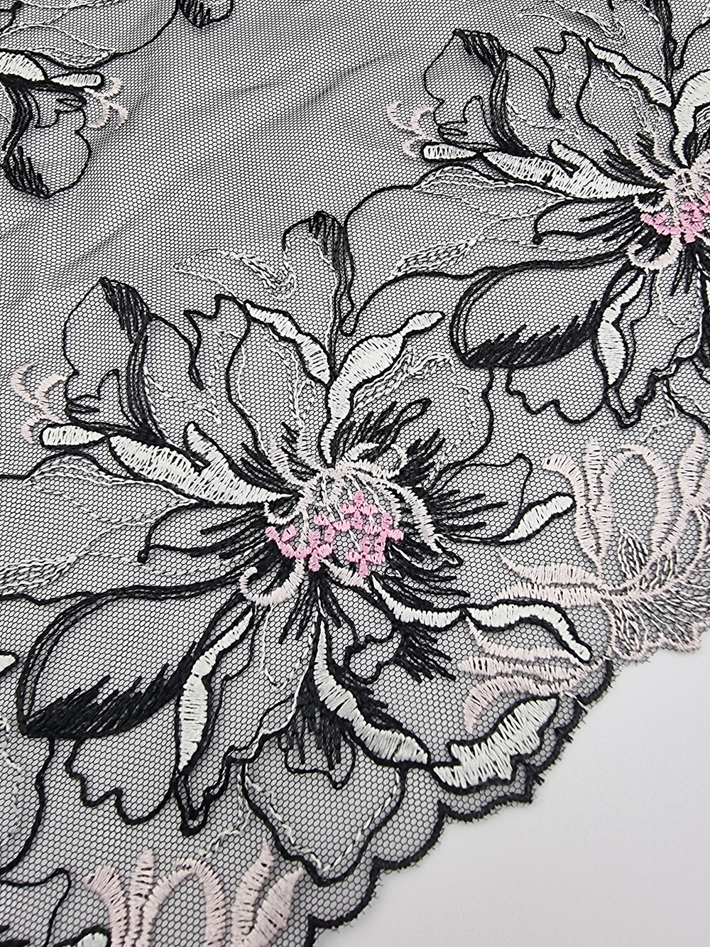 Вышивка на сетке черный/розовый К779