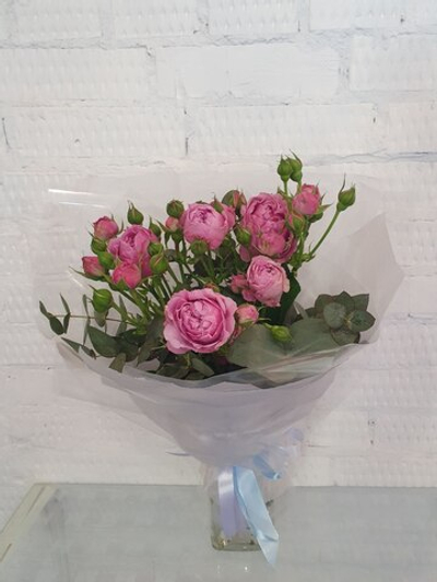 Букет из 3 пионовидных кустовых роз с эвкалиптом