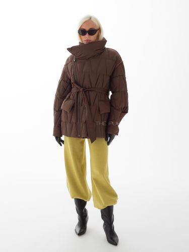 Удлиненный пуховик шоколадного цвета на косой молнии