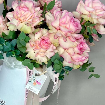 «Ла Рошель» Цветы в коробке- 15 французских роз Эсперанс с эвкалиптом