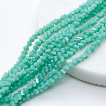 Бусина стекло Треугольник, цвет мятный, размер около 4*3 мм, цена за нить 38 см