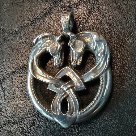 Подвеска. Два коня