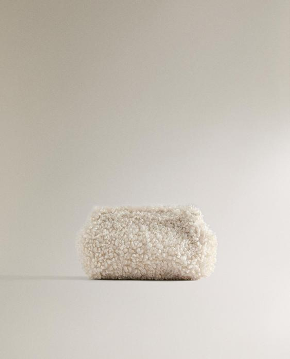 ZARA HOME КОСМЕТИЧКА ИЗ ИСКУССТВЕННОГО МЕХА, ЭКРЮ