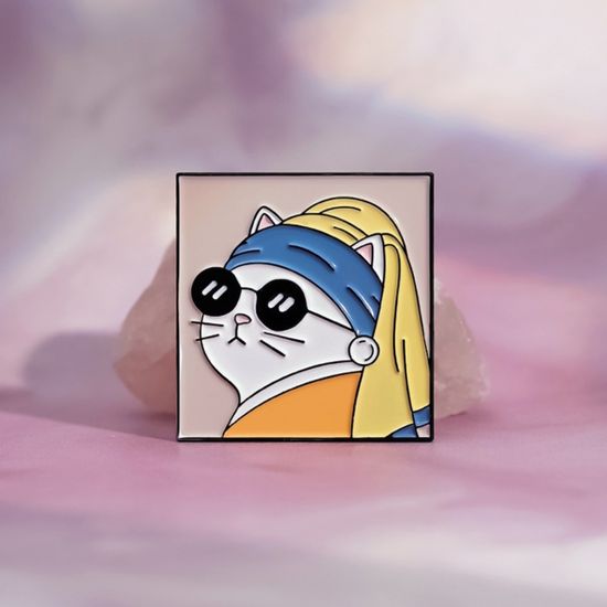 Значок металлический Кошечка с жемчужной сережкой, р-р 3х2,9см