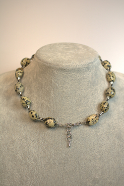 Чокер из крупных камней далматиновой яшмы «Далматиновая Грань»