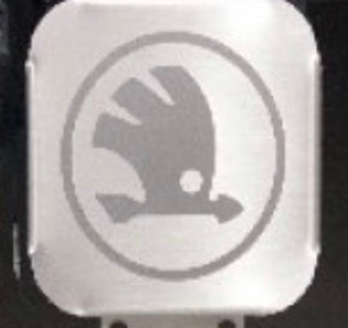 Заглушка на фаркоп под квадрат 50x50 с логотипом Skoda, (нерж.сталь) TCUZSKOD1