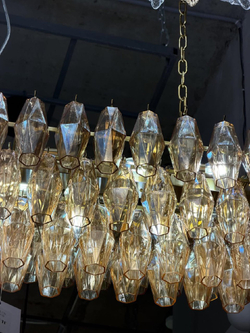 Эффектная люстра с множеством рифлёных стеклянных плафонов янтарного оттенка на золотом основании ✨