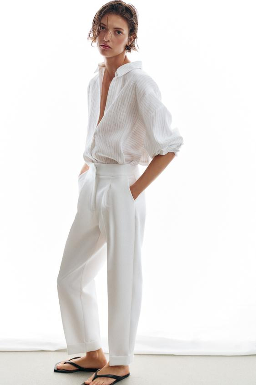 ZARA БРЮКИ С ЗАЩИПАМИ И ОТВОРОТАМИ СНИЗУ, БЕЛЫЙ