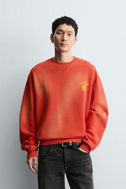 ZARA ТОЛСТОВКА С ПРИНТОМ-СПРЕЕМ И НАДПИСЯМИ, КРАСНЫЙ