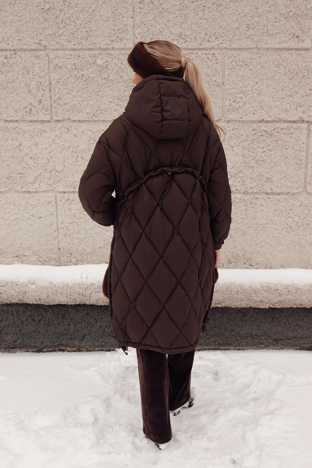 Пуховик средней длины с карманами