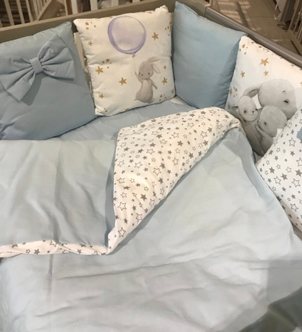 Комплект в кроватку 17 предметов "Семейные кролики", голубой сатин