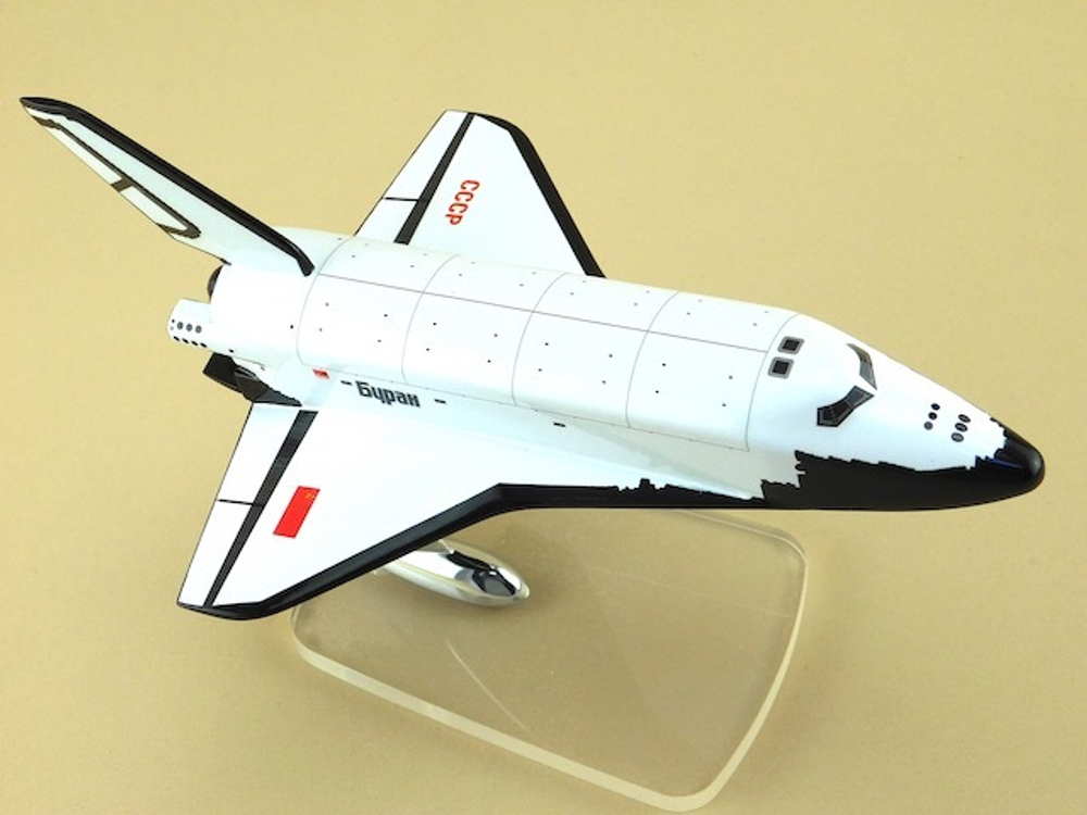 Модель космического корабля Буран (М1:144)