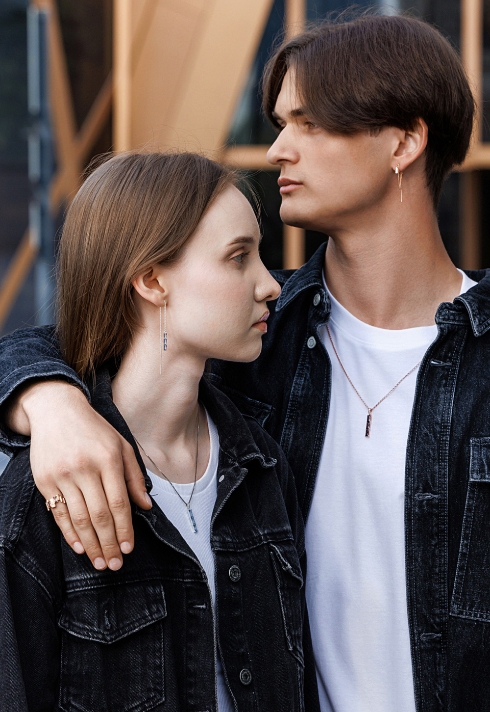 Моносерьга-продёвка из серебра со вставками из выращенной голубой шпинели