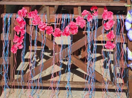 Гирлянда из цветов крупных, темно-розовая