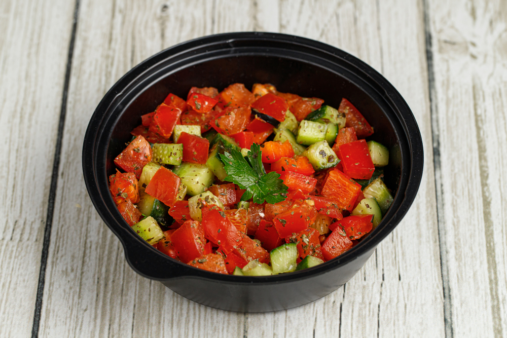 Салат из свежих овощей с заправкой на выбор 300гр.