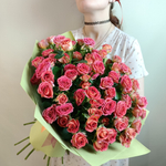 Букет из Коралловых кустовых роз 15 шт в зелёном фоамиране