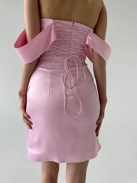 Нарядное платье со спущенными плечами и разрезом мини (розовый)