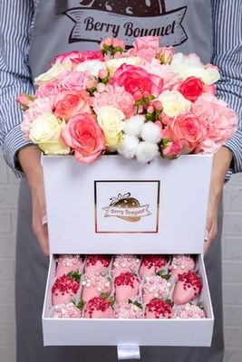 Шкатулка с цветами и клубникой в шоколаде "Розовое сияние"