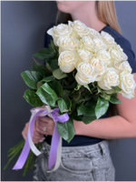25 белых роз с атласной лентой-50см