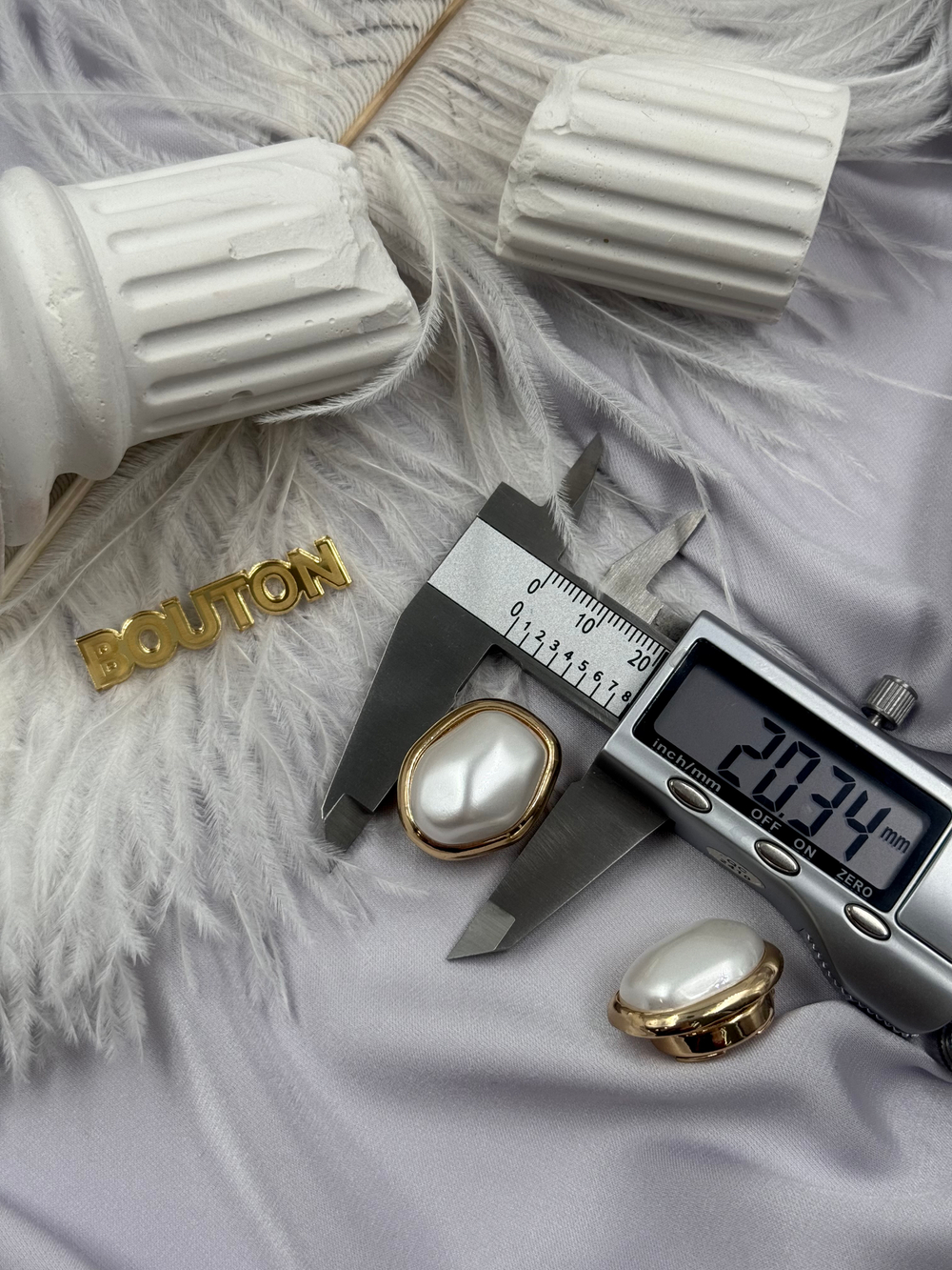 Накладка на пуговицу золотистая с жемчугом неровной формы