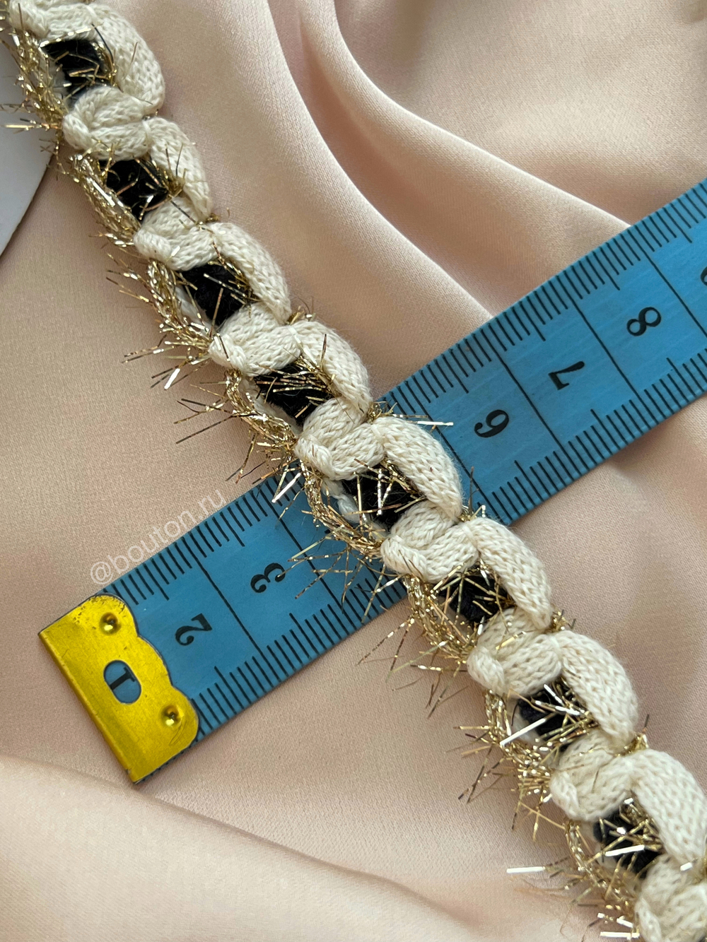 Тесьма бежевая / черная с золотым люрексом