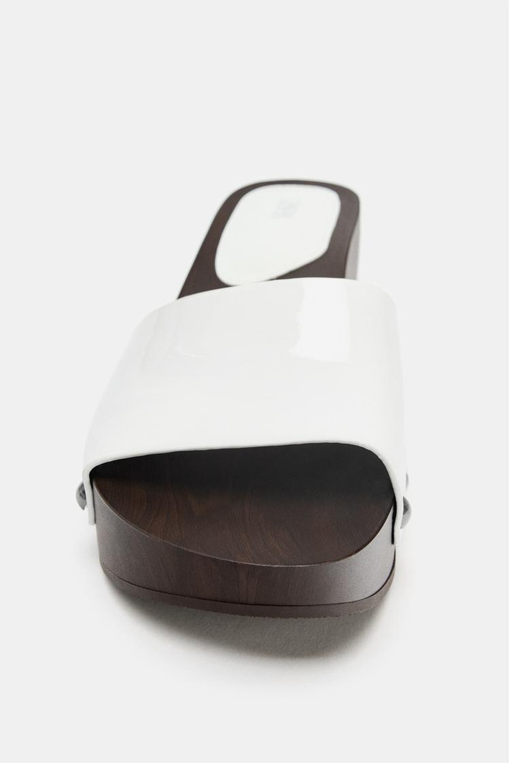 ZARA БОСОНОЖКИ НА ТАНКЕТКЕ ИЗ ЛАКИРОВАННОЙ КОЖИ, БЕЛЫЙ