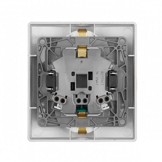 Розетка Legrand Etika с заземлением и шторкой алюминий 25618