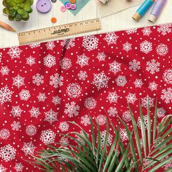 Ткань мембрана рождественские снежинки на красном фоне