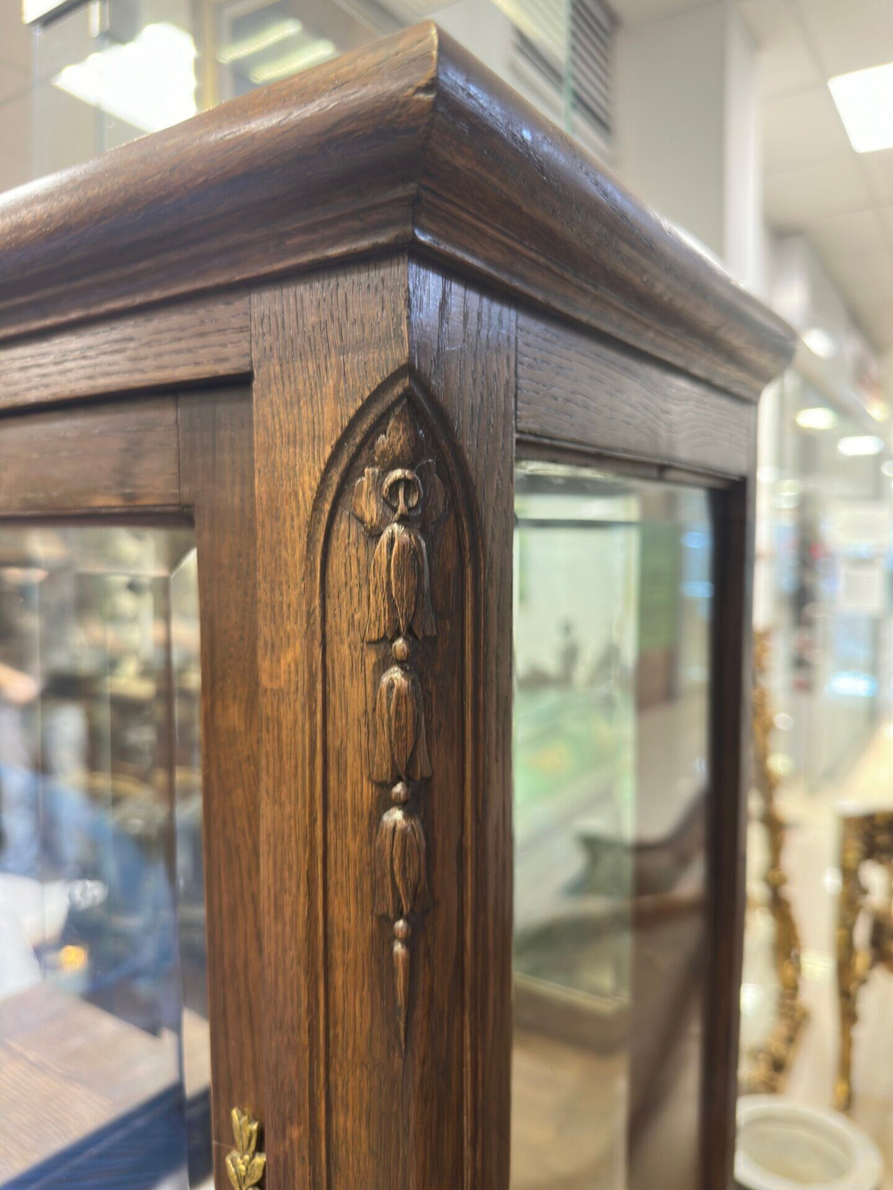 Пара старинных витрин