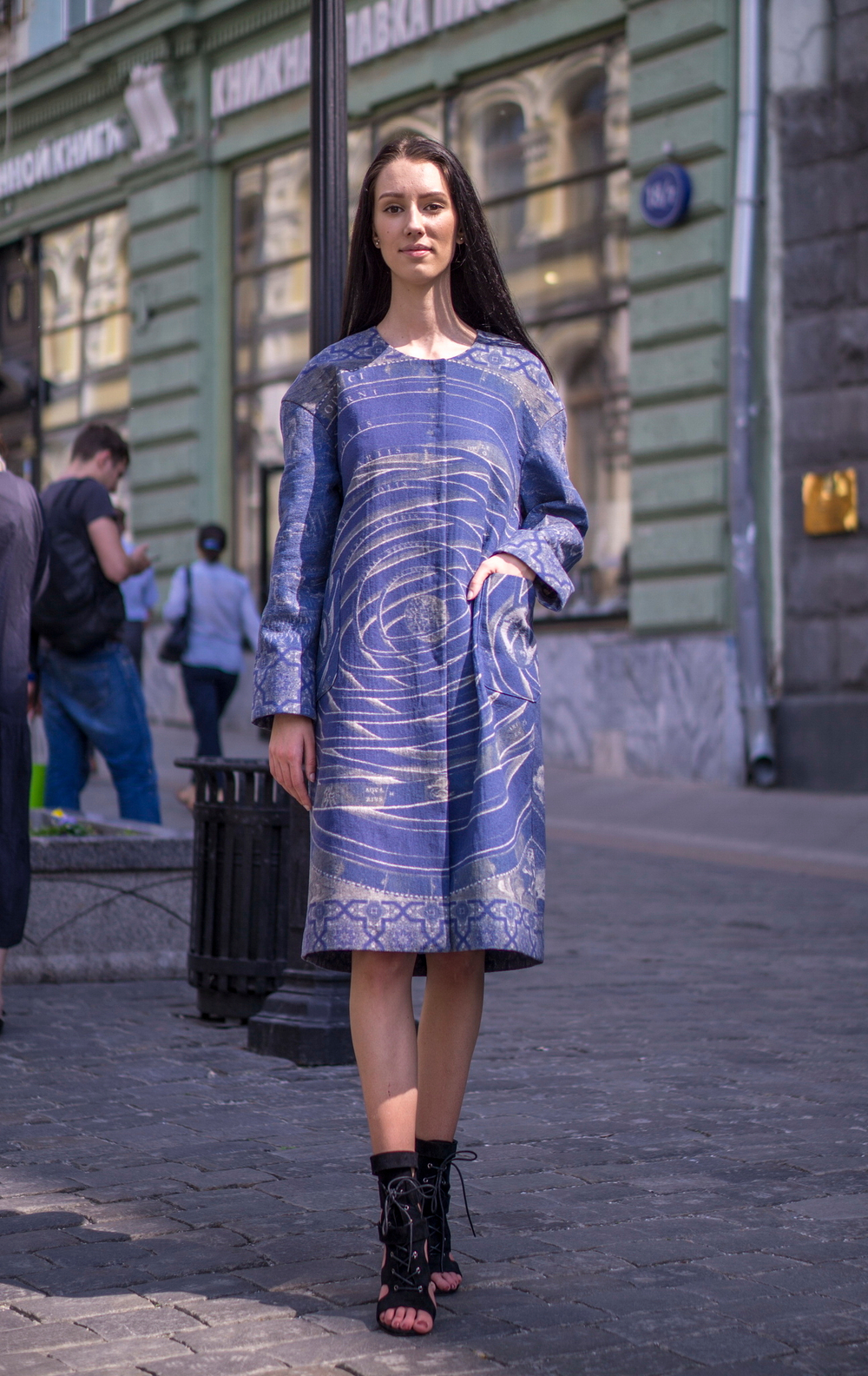 Пальто «Космогония» по мотивам иллюстраций из знаменитого трактата Андреаса Целлариуса "Гармония Макрокосмоса" (Harmonia Macrocosmica, созданном в середине XVII века.)