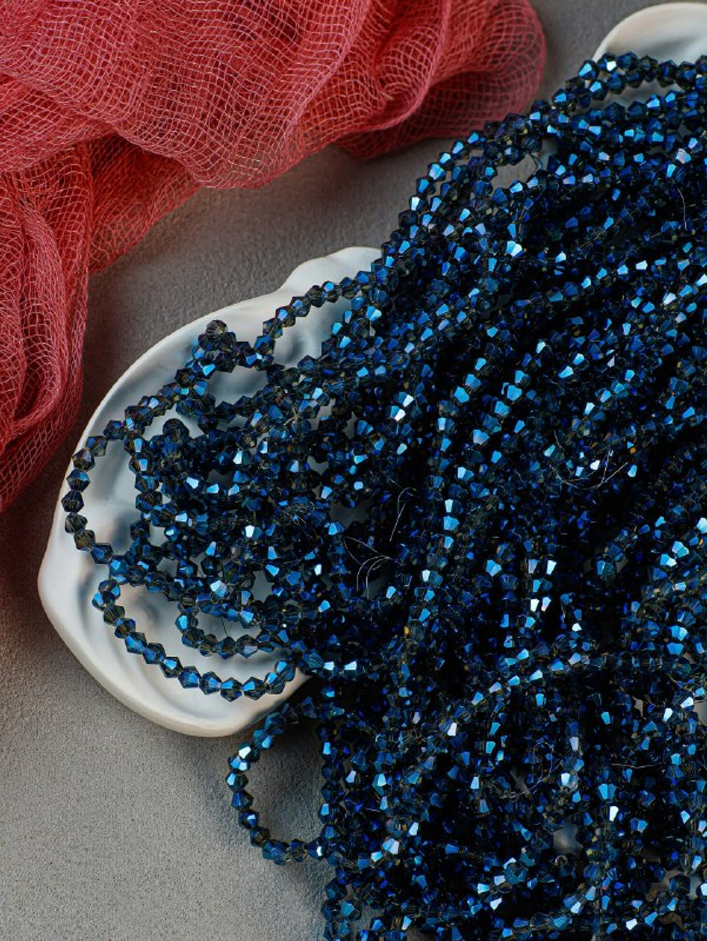 Биконусы 4 мм, синий электрик, нить 36 см