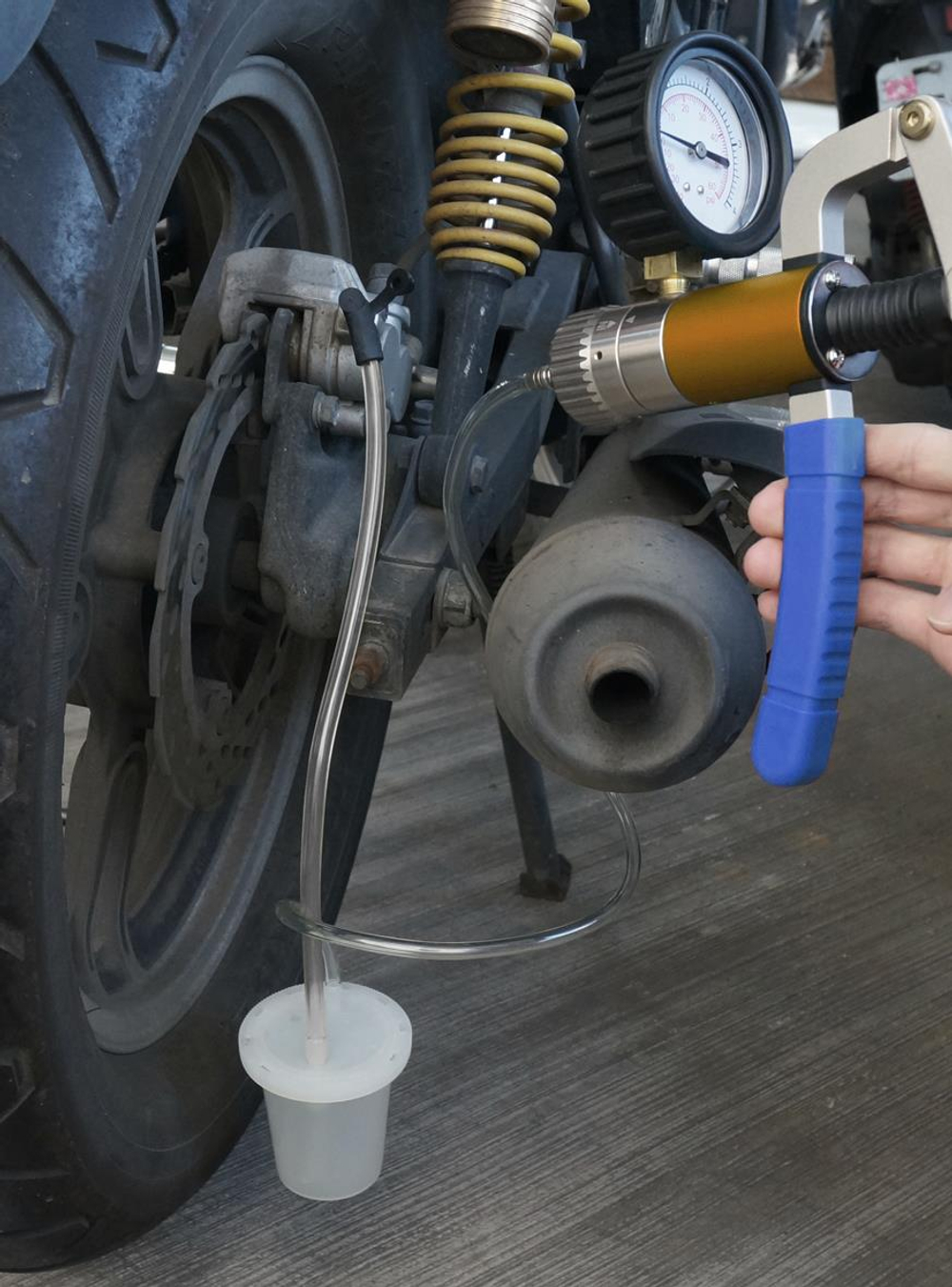 Емкость для слива тормозной жидкости